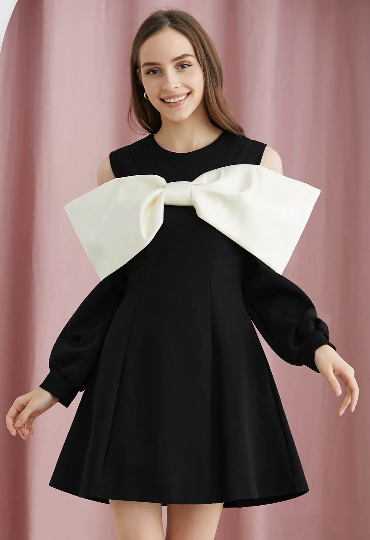 Kontrastfarbenes, schulterfreies, ausgestelltes Kleid mit großer Schleife