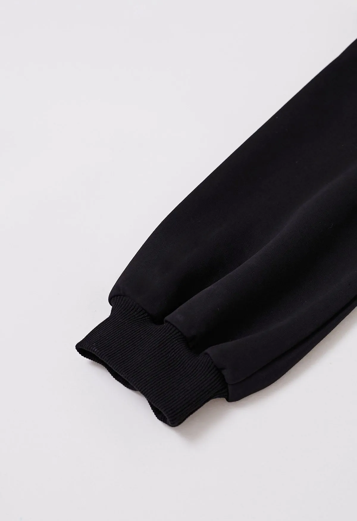 Kontrastfarbenes, schulterfreies, ausgestelltes Kleid mit großer Schleife