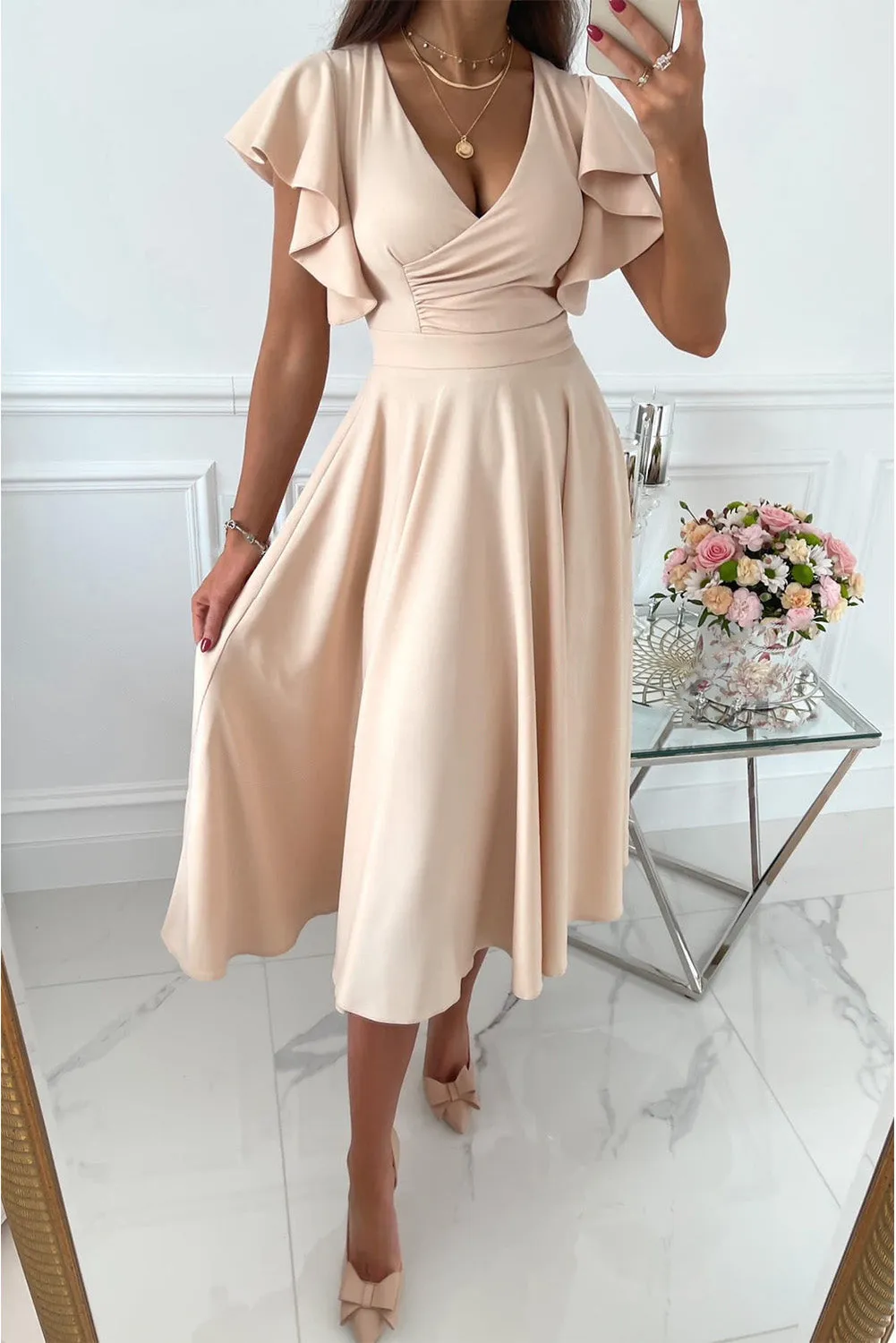 Langes Kleid mit Rüschen und V-Ausschnitt