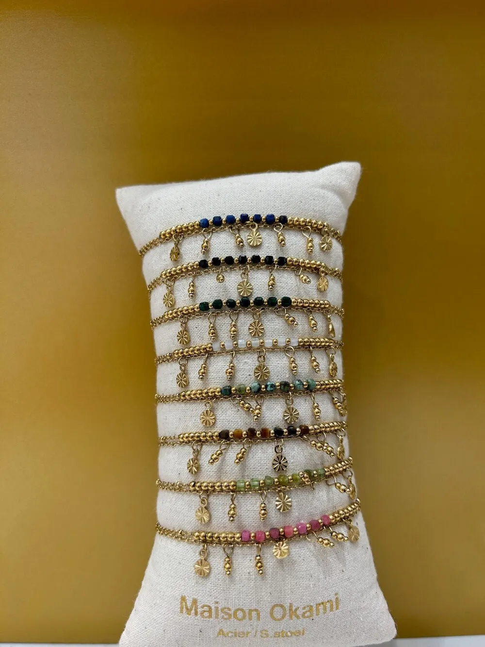 Zweireihiges Armband mit floralen Anhängern und Perlen